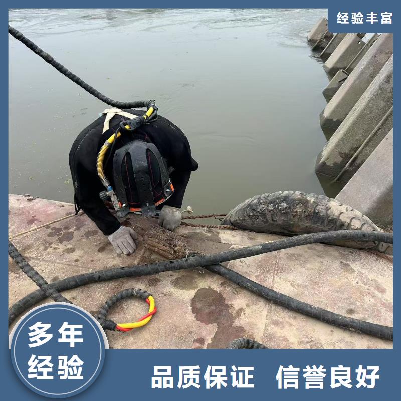 水下打桩专注、用心